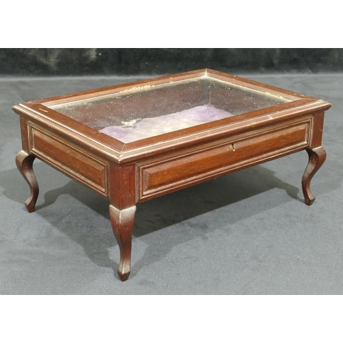 751 - A miniature mahogany table top display cabinet with glass hinged top on cabriole legs (with key), 31... 