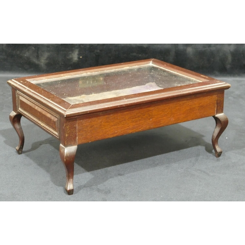 751 - A miniature mahogany table top display cabinet with glass hinged top on cabriole legs (with key), 31... 