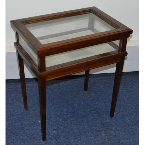 818 - A reproduction mahogany small display table with hinged glass top enclosing glass sides on square ta... 