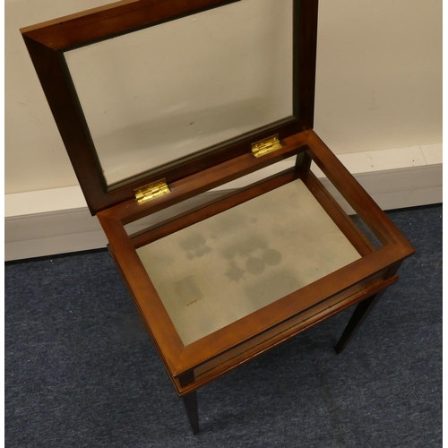 818 - A reproduction mahogany small display table with hinged glass top enclosing glass sides on square ta... 