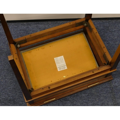 818 - A reproduction mahogany small display table with hinged glass top enclosing glass sides on square ta... 