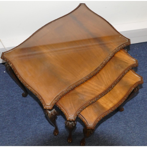 824 - A nest of 3 reproduction mahogany rectangular scallop shaped coffee tables with glass inset tops, ca... 