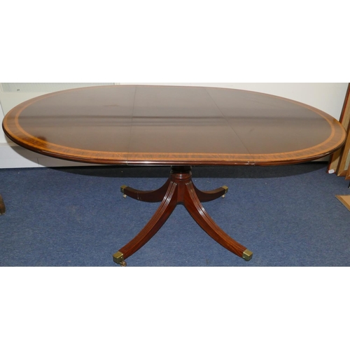 826 - A good quality mahogany draw leaf dining table with 1 extra leaf, banded and inlaid stringing to rim... 