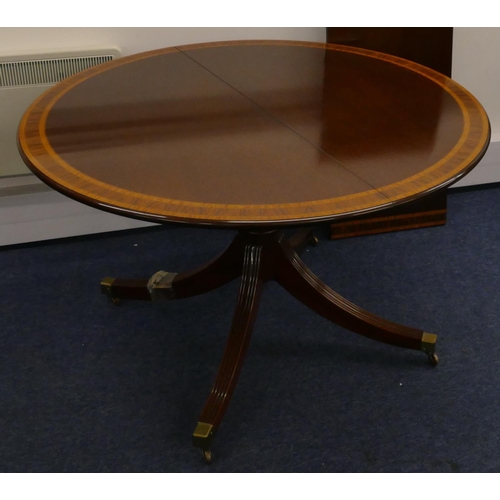 826 - A good quality mahogany draw leaf dining table with 1 extra leaf, banded and inlaid stringing to rim... 