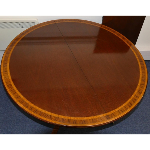 826 - A good quality mahogany draw leaf dining table with 1 extra leaf, banded and inlaid stringing to rim... 