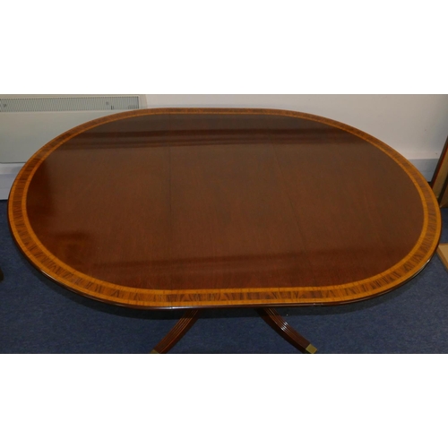 826 - A good quality mahogany draw leaf dining table with 1 extra leaf, banded and inlaid stringing to rim... 