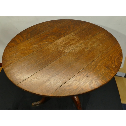 843 - A 19th Century oak round tilt top occasional table on gun barrel stem with 3 splayed legs, 78cm diam... 