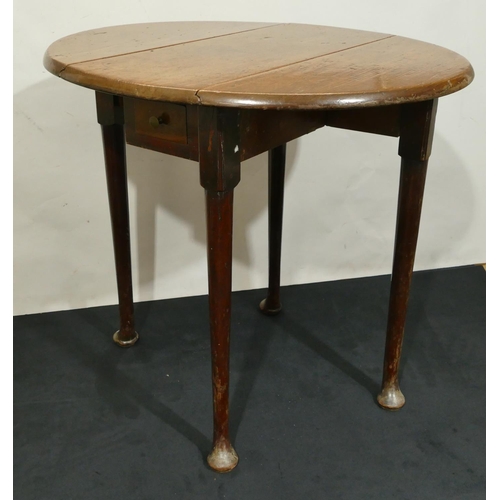 847 - A George III small mahogany drop leaf table on round tapering legs, 76 x 69cm.