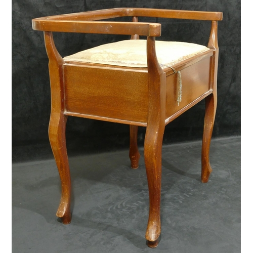 849 - An Edwardian mahogany piano stool with bar back, overstuffed hinged seat on cabriole legs, 59cm wide... 