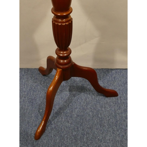 4004 - A reproduction mahogany torchere, 91cm high.