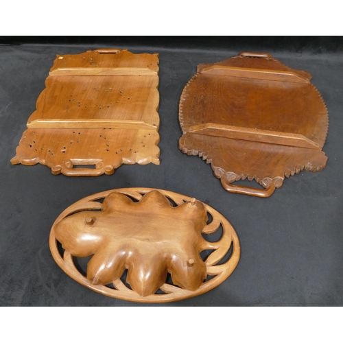 4096 - 2 carved wood trays and 1 carved wood dish. (3)