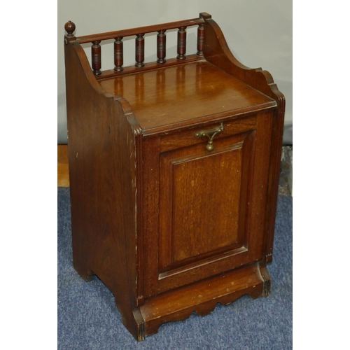 633 - A mahogany coal scuttle with spindle back, panelled drop front enclosing liner, 34cm wide, 60cm high... 