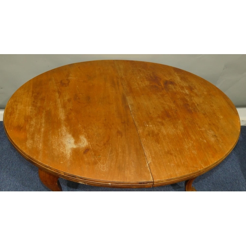 636 - An oval mahogany key wind table (no extra leaf or key), on cabriole legs with brass toes and castors... 