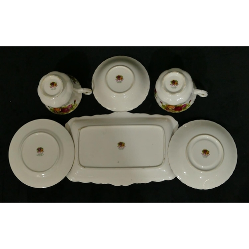 79 - A Royal Albert Old Country Roses pattern part tea service, 1 cake plate, 4 cups, 4 saucers, 4 side p... 