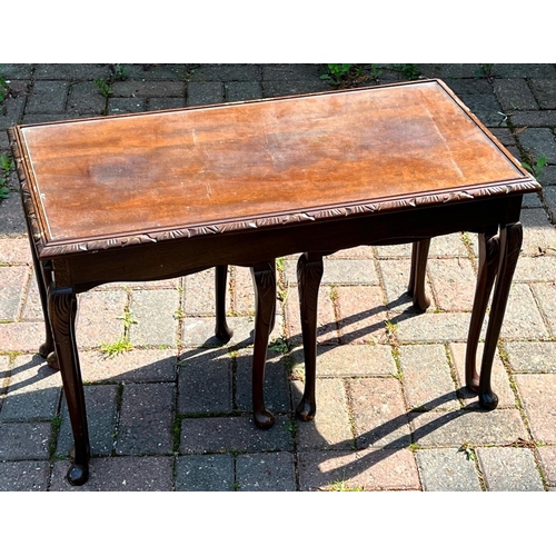 5081 - A set of 3 mahogany coffee tables with glass tops on cabriole legs, largest 79cm wide, 42.5cm deep. ... 