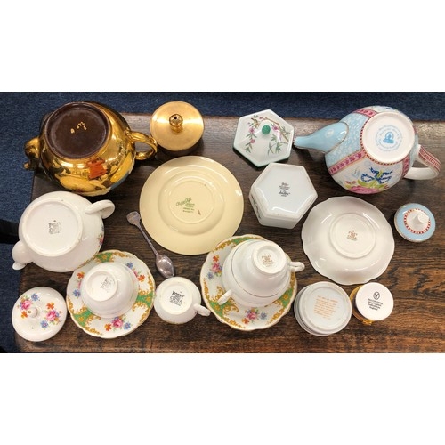 6011 - A Foley Rockingham pattern breakfast service, teapot, milk jug, sugar bowl, 1 side plate, 2 cups, 2 ... 