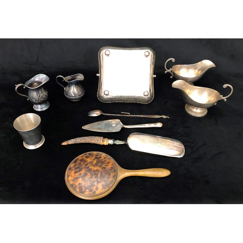 6050 - A quantity of various silver plated items, 2 gravy boats, a square dish with swing handle etc and a ... 