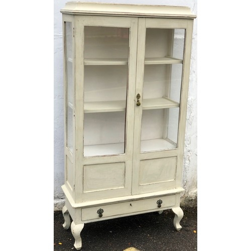 6062 - A painted display cabinet, 2 panel doors enclosing shelves, 1 drawer below on cabriole legs, 84cm wi... 