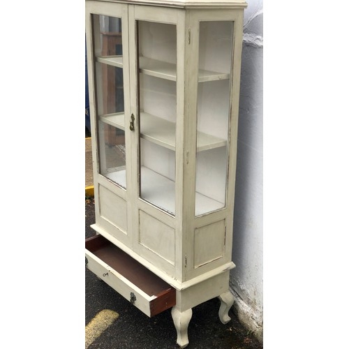 6062 - A painted display cabinet, 2 panel doors enclosing shelves, 1 drawer below on cabriole legs, 84cm wi... 