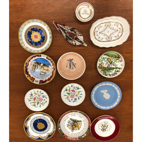 6076 - A quantity of small plates. including Royal Worcester, Wedgwood, Halycon Days, Minton etc, a small B... 