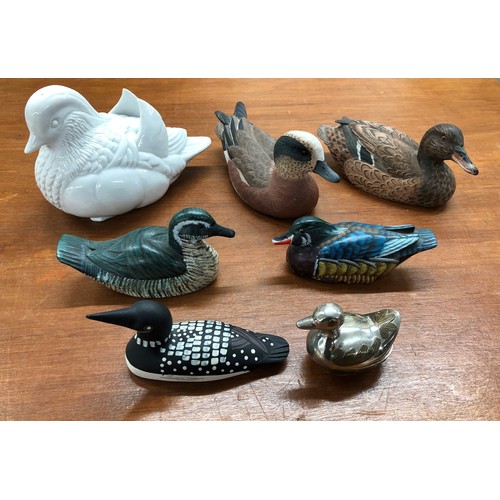 6079 - 6 ducks and 1 white porcelain bird.(7)