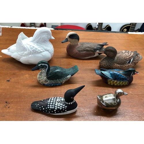 6079 - 6 ducks and 1 white porcelain bird.(7)