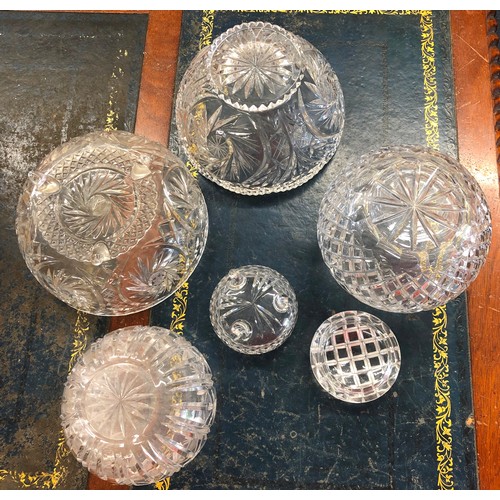 6100 - 4 cut glass bowls and 1 cut glass pot with lid (5).