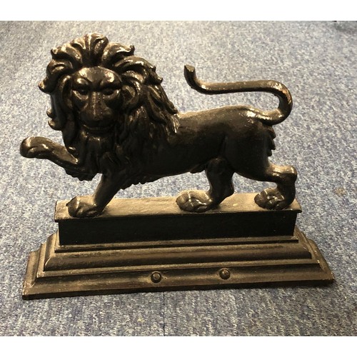 6112 - A black painted wrought iron door stop in shape of a lion 27 cm wide, 22m high.