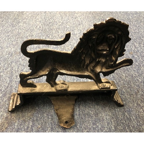 6112 - A black painted wrought iron door stop in shape of a lion 27 cm wide, 22m high.