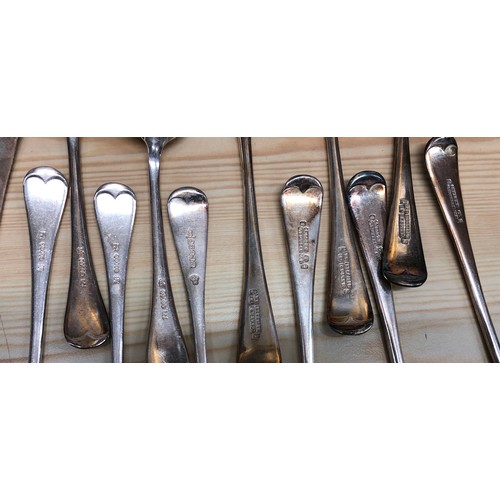 6117 - A quantity of various silver plated flatware and pewter items.