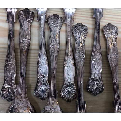 6117 - A quantity of various silver plated flatware and pewter items.