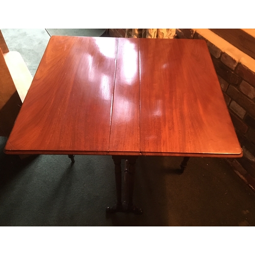 6142 - A mahogany drop leaf Sutherland table on turned legs, 84 cm x 92cm open, 73.5cm high. (Item not held... 