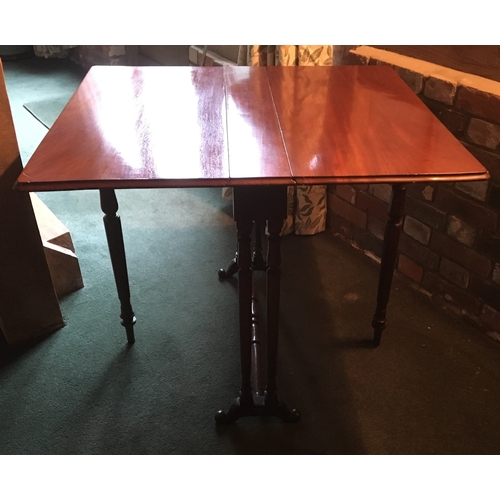 6142 - A mahogany drop leaf Sutherland table on turned legs, 84 cm x 92cm open, 73.5cm high. (Item not held... 