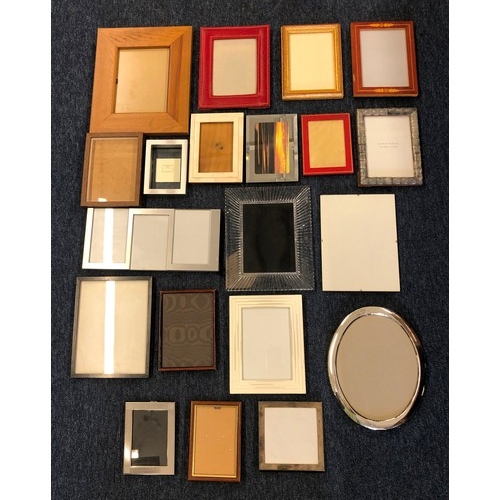 6110 - A quantity of 20 various photograph frames.