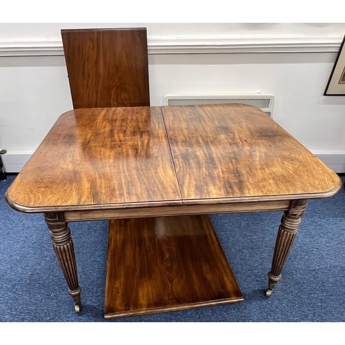 1169 - A Georgian mahogany draw leaf dining table having 2 extra leaves on round turned fluted legs 270 x 1... 