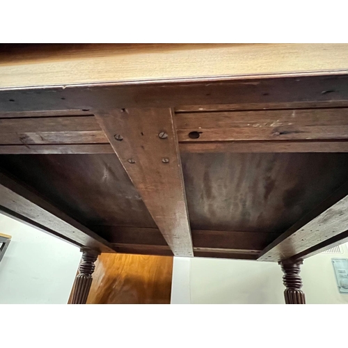 1169 - A Georgian mahogany draw leaf dining table having 2 extra leaves on round turned fluted legs 270 x 1... 