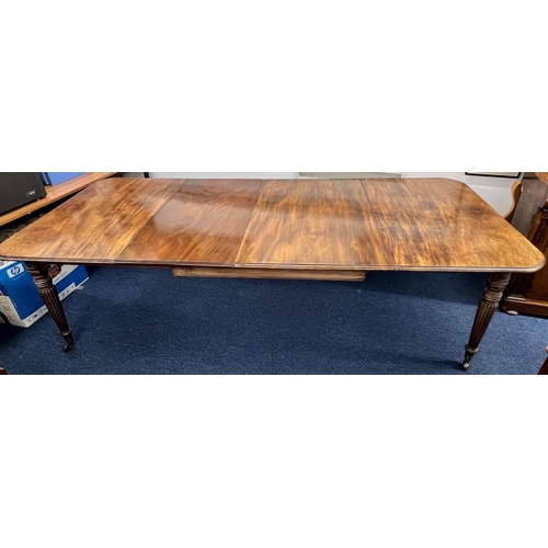 1169 - A Georgian mahogany draw leaf dining table having 2 extra leaves on round turned fluted legs 270 x 1... 