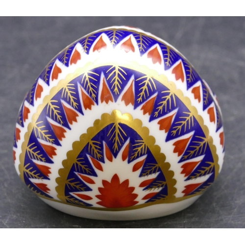 152 - A Royal Crown Derby Imari pattern paperweight in form of a hedgehog, 11.5cm long.