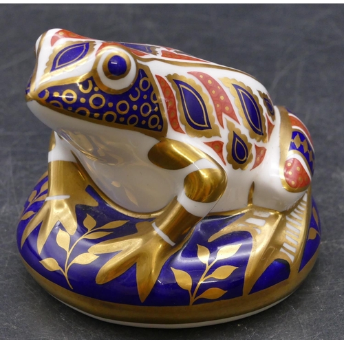 174 - A Royal Crown Derby Imari patterned paperweight in the form of frog, 8cm high