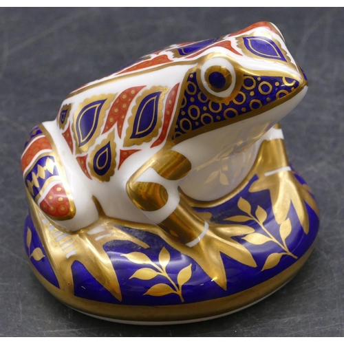 174 - A Royal Crown Derby Imari patterned paperweight in the form of frog, 8cm high