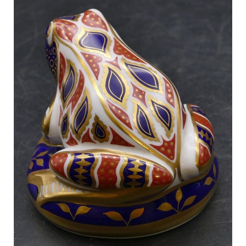 174 - A Royal Crown Derby Imari patterned paperweight in the form of frog, 8cm high