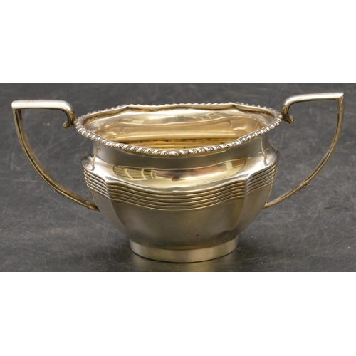 261 - A George V oval silver 2-handled sugar bowl with gadrooned rim, Chester 1913, 3.7oz