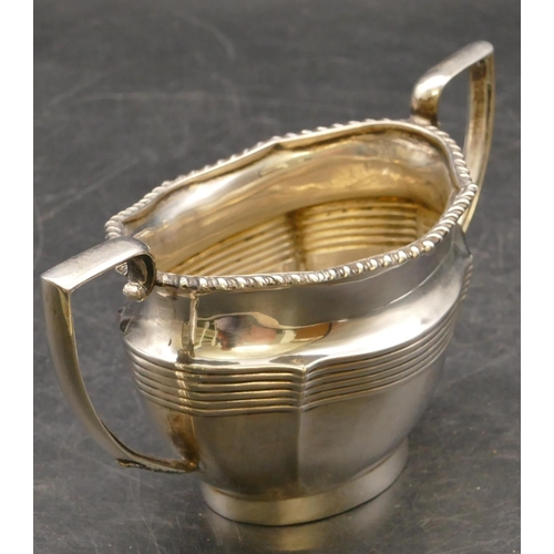 261 - A George V oval silver 2-handled sugar bowl with gadrooned rim, Chester 1913, 3.7oz