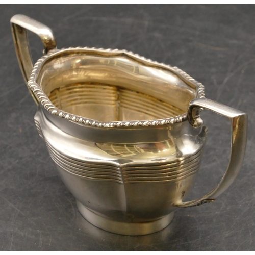 261 - A George V oval silver 2-handled sugar bowl with gadrooned rim, Chester 1913, 3.7oz