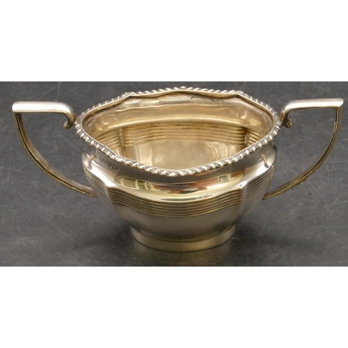 261 - A George V oval silver 2-handled sugar bowl with gadrooned rim, Chester 1913, 3.7oz