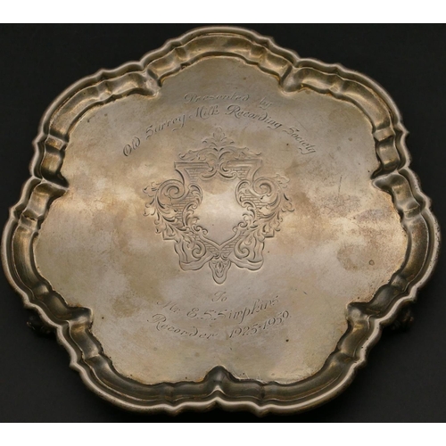 272 - E & E Emanuel, London silver round scallop shaped card tray with engraved decoration, presentation i... 