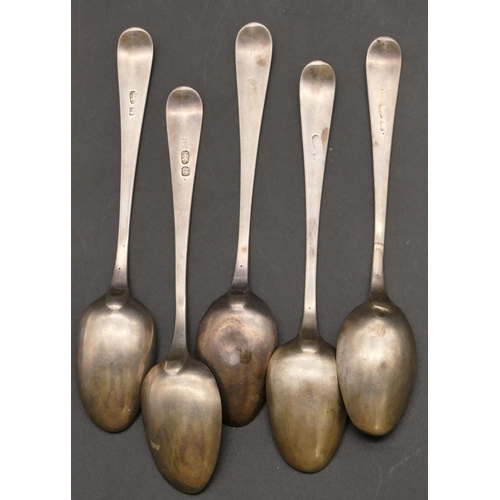 276 - A set of 5 George III silver teaspoons with crest motifs, London 1783 (most marks rubbed), 2.2oz