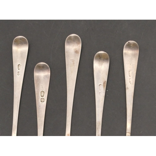 276 - A set of 5 George III silver teaspoons with crest motifs, London 1783 (most marks rubbed), 2.2oz