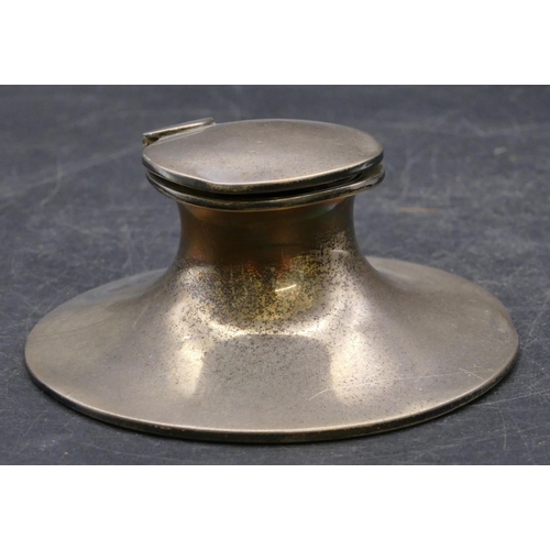 339 - A Birmingham plain silver round inkwell with sweeping base, hinged lid (weighted), 11.5cm diameter (... 