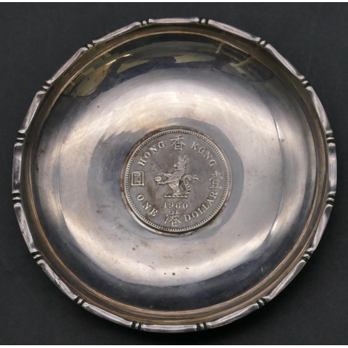 342 - A Hong Kong Sterling silver small round dish inset with Hong Kong 1 dollar 1960, 9cm diameter, 1.6oz... 